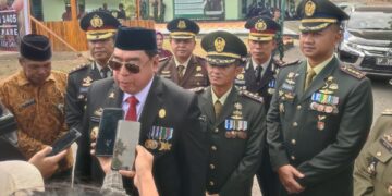 Keterangan Gambar:
Pj Wali Kota Parepare, Abdul Hayat Gani didampingi TNI/Polri dan Jaksa saat wawancara di Kodim 1405 Parepare. Foto: Ist.