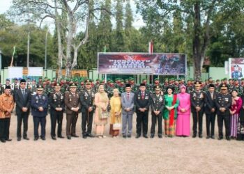 Keterangan gambar: Unsur Forkopimda Kota Parepare foto bersama usai pelaksanaan upacara HUT TNI di lapangan Makodim 1405, Sabtu (5/10/2024). Foto: Istimewa.