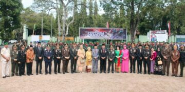 Keterangan gambar: Unsur Forkopimda Kota Parepare foto bersama usai pelaksanaan upacara HUT TNI di lapangan Makodim 1405, Sabtu (5/10/2024). Foto: Istimewa.