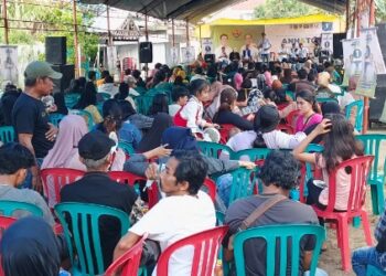 Foto: Ikbal/Pijarnews  Caption: Suasana kampanye tatap muka pasangan calon Wali Kota dan wakil Wali Kota Parepare nomor urut 1 Andi Nurhaldin Nurdin Halid dan Taqyuddin Djabbar (ANH-TQ) di Jalan Kusuma, Kelurahan Kampung Baru, Kecamatan Bacukiki Barat, Kota Parepare, Kamis (10/10/2024).