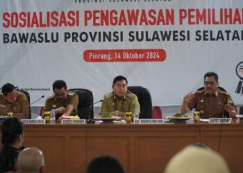 Keterangan Gambar:
Pj Walikota Parepare, Abdul Hayat Gani menjadi narasumber Sosialisasi Pengawasan Pemilihan secara tatap muka di Aula Kantor Bupati Pinrang. Foto: Faizal Lupphy/PijarNews.com