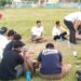 Foto: Calon Bupati Sidrap H. Syaharuddin Alrief (Kanan Kaos Putih) Duduk Merumput bersama Tim dan Warga di Lapangan Andi Cammi, Rappang, Senin (28/10/2024)