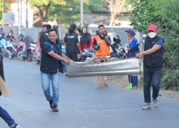 --Pj Sekretaris Daerah Kota Makassar, Firman Hamid Pagarra, bersama Badan Pendapatan Daerah (Bapenda) Kota Makassar menggelar kerja bakti bersama dalam program Sabtu Bersih di sekitar TPA Tamangapa dan Jl. AMD. Borong Jambu, pada Sabtu pagi (5/10/2024)