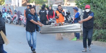 --Pj Sekretaris Daerah Kota Makassar, Firman Hamid Pagarra, bersama Badan Pendapatan Daerah (Bapenda) Kota Makassar menggelar kerja bakti bersama dalam program Sabtu Bersih di sekitar TPA Tamangapa dan Jl. AMD. Borong Jambu, pada Sabtu pagi (5/10/2024)