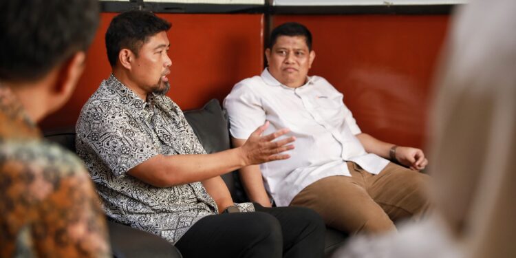 Pjs Wali Kota Makassar, Andi Arwin Azis, mengunjungi kantor Komisi Pemilihan Umum (KPU) untuk meninjau kesiapan dalam Pemilihan Kepala Daerah (Pilkada) 2024, Kamis (10/10/2024)