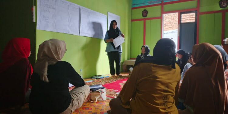 Program officer program inklusi Suriyanto memberi pengarahan dalam pertemuan untuk penerimaan pengaduan, penyedian layanan komunitas, advokasi kebijakan dan partisipasi politik di Kota Parepare, Selasa (15/10/2024). Foto: Ikbal/Pijarnews.com