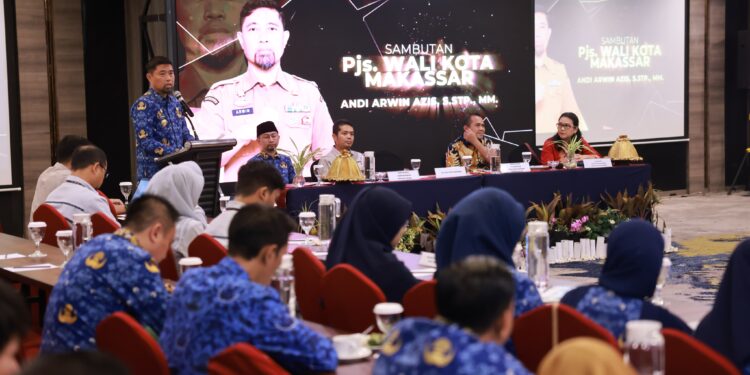 Pjs Wali Kota Makassar Andi Arwin Azis membuka secara resmi High Level Meeting Tim Percepatan dan Perluasan Digitalisasi Daerah (TP2DD) Kota Makassar 2024 di Hotel Mercure, Kamis (17/10/2024)