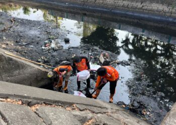 Sabtu Bersih Kanal dan Drainase di Bunga Ejayya dan Jalan Poros Kandea, Kecamatan Bontoala, Sabtu (19/10/2024)