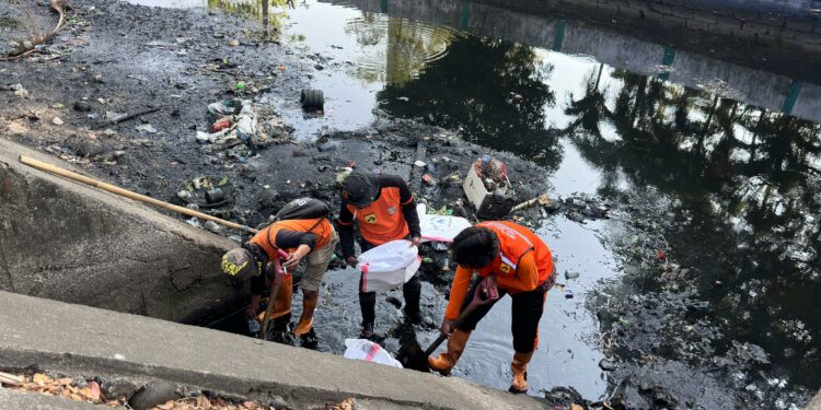 Sabtu Bersih Kanal dan Drainase di Bunga Ejayya dan Jalan Poros Kandea, Kecamatan Bontoala, Sabtu (19/10/2024)