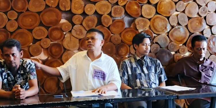 Andi Jamil terdakwa kasus rudapaksa anak dibawah umur didampingi kuasa hukum lakukan konferensi pers, Ahad (20/10/2024)
Foto: Ikbal/Pijarnews.com