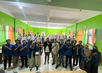 Foto bersama usai seminar berjudul "Gerakan Sadar Pilkada"  di Ruang Laboratorium Biologi SMAN  1 Gowa, Selasa (22/10/2024)