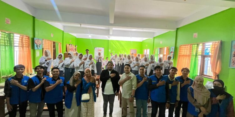 Foto bersama usai seminar berjudul "Gerakan Sadar Pilkada"  di Ruang Laboratorium Biologi SMAN  1 Gowa, Selasa (22/10/2024)