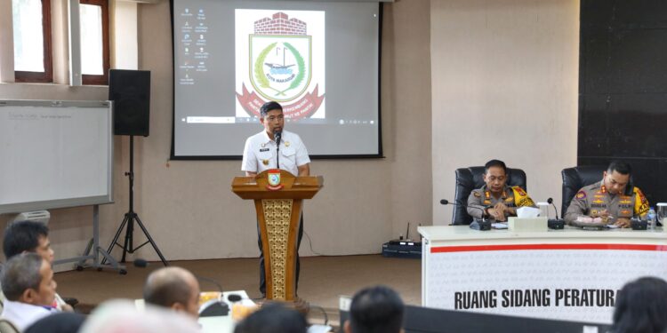 Pj Wali Kota Makassar, Andi Arwin Azis, secara resmi membuka rapat koordinasi terpadu di Ruang Sipakalebbi pada Rabu, (23/10/2024).