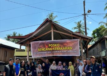 Pengurus Human Fisip Unismuh  memberi bantuan kepada korban kebakaran di Dusun Palero Desa Palangiseng Kecamatan Lilirilau dan Dusun Pacongkang Desa Barang Kecamatan Liliriaja Kabupaten Soppeng, Kamis (24/10/2024)