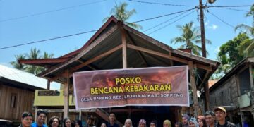 Pengurus Human Fisip Unismuh  memberi bantuan kepada korban kebakaran di Dusun Palero Desa Palangiseng Kecamatan Lilirilau dan Dusun Pacongkang Desa Barang Kecamatan Liliriaja Kabupaten Soppeng, Kamis (24/10/2024)