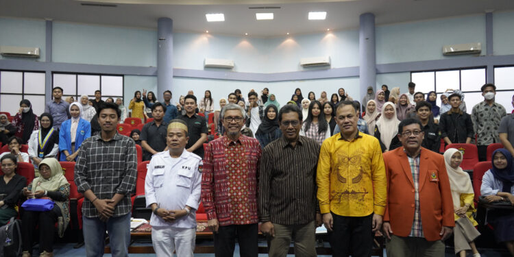 Foto bersama usai dialog nasional kepemudaan dengan tema  “Independensi dan Integritas Pemuda Pada Pilkada Serentak Tahun 2024”  di Gedung Ipteks, Kampus Unhas Tamalanrea, Makassar, Kamis (24/10/2024).