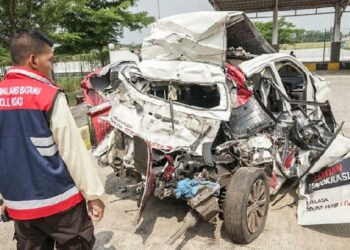 Petugas gerbang exit Tol Bojong menunjukkan kondisi barang bukti mobil wartawan TV One yang mengalami kecelakaan di Gerbang Exit Tol Bojong, Kabupaten Pekalongan, Jawa Tengah, Kamis, 31 Oktober 2024. Dalam kecelakaan ini, tiga orang yang merupakan sopir dan penumpang meninggal dan dua lagi terluka. (Foto: Antara)