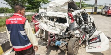 Petugas gerbang exit Tol Bojong menunjukkan kondisi barang bukti mobil wartawan TV One yang mengalami kecelakaan di Gerbang Exit Tol Bojong, Kabupaten Pekalongan, Jawa Tengah, Kamis, 31 Oktober 2024. Dalam kecelakaan ini, tiga orang yang merupakan sopir dan penumpang meninggal dan dua lagi terluka. (Foto: Antara)