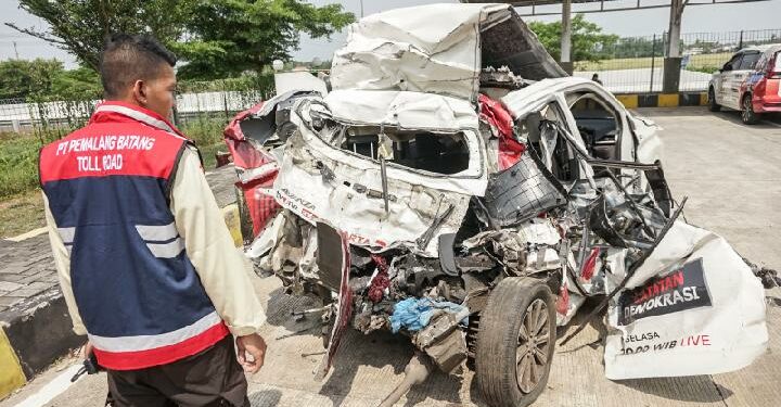 Petugas gerbang exit Tol Bojong menunjukkan kondisi barang bukti mobil wartawan TV One yang mengalami kecelakaan di Gerbang Exit Tol Bojong, Kabupaten Pekalongan, Jawa Tengah, Kamis, 31 Oktober 2024. Dalam kecelakaan ini, tiga orang yang merupakan sopir dan penumpang meninggal dan dua lagi terluka. (Foto: Antara)