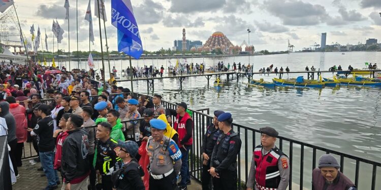 Pasangan calon Wali Kota dan Wakil Wali Kota Makassar, Munafri Arifuddin-Aliyah Mustika Ilham (MULIA), sukses menggelar kampanye akbar di Tugu Multilateral Naval Exercise Komodo (MNEK) CPI Makassar, Rabu (20/11/2024)