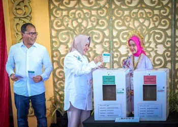 Indira Yusuf Ismail saat memberikan hak pilihnya di TPS 001, Kelurahan Maricaya Selatan, Kecamatan Mamajang, Rabu (27/11/2024) (Foto: HeraldSulsel.com)