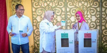 Indira Yusuf Ismail saat memberikan hak pilihnya di TPS 001, Kelurahan Maricaya Selatan, Kecamatan Mamajang, Rabu (27/11/2024) (Foto: HeraldSulsel.com)