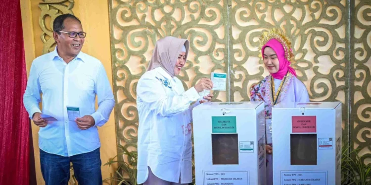 Indira Yusuf Ismail saat memberikan hak pilihnya di TPS 001, Kelurahan Maricaya Selatan, Kecamatan Mamajang, Rabu (27/11/2024) (Foto: HeraldSulsel.com)