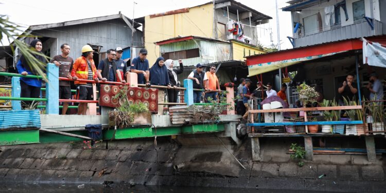 --Penjabat sementara (Pjs) Wali Kota Makassar, Andi Arwin Azis, meninjau langsung pelaksanaan program Sabtu Bersih di dua lokasi strategis, yakni Jl. Kerung-Kerung Kanal Merdeka Utara dan Jl. Baji Gau II, pada Sabtu (16/11/2024)