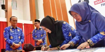 ASN Pemprov Sulsel ikrar bersama dan tanda tangani pakta integritas netralitas, dipimpin oleh Sekretaris Daerah Provinsi Sulsel Jufri Rahman, Senin (18/11/2024) di Aula Tudang Sipulung Rumah Jabatan Gubernur Sulsel