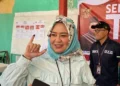 Calon Gubernur Sulawesi, Fatmawati Rusdi saat menggunakan hak pilihnya. (Foto: HeraldSulsel.com)