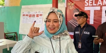 Calon Gubernur Sulawesi, Fatmawati Rusdi saat menggunakan hak pilihnya. (Foto: HeraldSulsel.com)