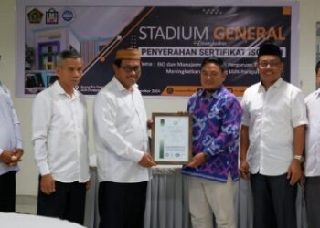 Foto: Perwakilan PT URS Services Indonesia Serahkan Sertifikat ISO 9001:2015 Kepada Rektor IAIN Parepare Prof. Hannani, di Gedung Rektorat Lantai III, Ruang Fly Over, Senin (4/11/2024).