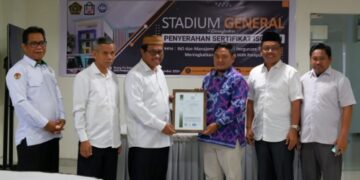 Foto: Perwakilan PT URS Services Indonesia Serahkan Sertifikat ISO 9001:2015 Kepada Rektor IAIN Parepare Prof. Hannani, di Gedung Rektorat Lantai III, Ruang Fly Over, Senin (4/11/2024).