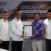 Foto: Perwakilan PT URS Services Indonesia Serahkan Sertifikat ISO 9001:2015 Kepada Rektor IAIN Parepare Prof. Hannani, di Gedung Rektorat Lantai III, Ruang Fly Over, Senin (4/11/2024).