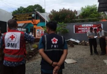 PGRI dan PMI Pinrang menggelar kegiatan donor darah di SMKN 8 Pinrang, Kecamatan Lembang. --Foto: Ist--