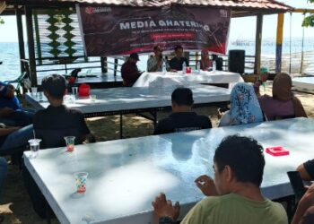 Bawaslu Kota Parepare, Sulsel menggelar  Media Gathering dengan mengusung Tema "Peran Media Sukseskan Pilkada Serentak Tahun 2024" di Pantai Paputo, Kota Parepare, Sabtu (16/11/2024)---Foto: Ikbal/Pijarnews--