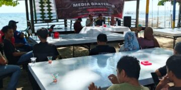 Bawaslu Kota Parepare, Sulsel menggelar  Media Gathering dengan mengusung Tema "Peran Media Sukseskan Pilkada Serentak Tahun 2024" di Pantai Paputo, Kota Parepare, Sabtu (16/11/2024)---Foto: Ikbal/Pijarnews--