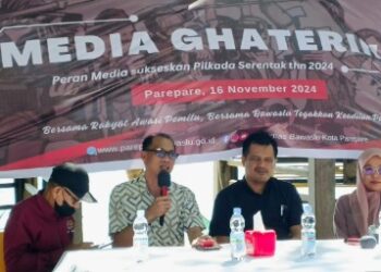 Ketua Bawaslu Kota Parepare Zainal Asnun memberikan sambutan dalam acara media gathering bersama wartawan se Kota Parepare di Pantai Paputo, Kelurahan Lumpue, Kecamatan Bacukiki, Kota Parepare, Sabtu (16/11/2024)---Foto: Ikbal/Pijarnews---