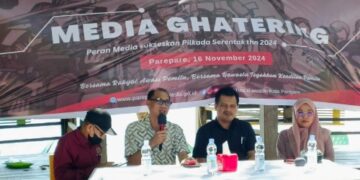 Ketua Bawaslu Kota Parepare Zainal Asnun memberikan sambutan dalam acara media gathering bersama wartawan se Kota Parepare di Pantai Paputo, Kelurahan Lumpue, Kecamatan Bacukiki, Kota Parepare, Sabtu (16/11/2024)---Foto: Ikbal/Pijarnews---