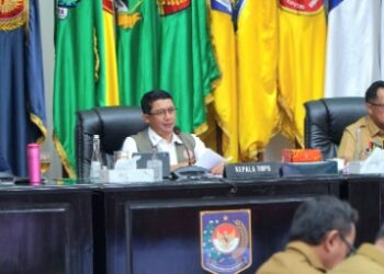 Kepala Badan Nasional Penanggulangan Bencana (BNPB) Letjen TNI Dr. Suharyanto, S.Sos., M.M (kemeja putih dan rompi hijau) saat menghadiri Rapat Koordinasi dan Sosialisasi Potensi Bencana Hidrometeorologi di Kantor Kemendagri, Jakarta pada Senin (18/11).---Foto: Ist---