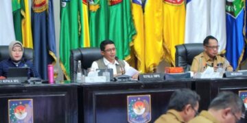 Kepala Badan Nasional Penanggulangan Bencana (BNPB) Letjen TNI Dr. Suharyanto, S.Sos., M.M (kemeja putih dan rompi hijau) saat menghadiri Rapat Koordinasi dan Sosialisasi Potensi Bencana Hidrometeorologi di Kantor Kemendagri, Jakarta pada Senin (18/11).---Foto: Ist---