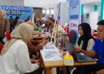 Alumni IAIN Parepare melakukan interview dalam kegiatan Career Unggul Expo di Balai Seni IAIN Parepare. --Foto: Faizal Lupphy/Pijarnews.com--