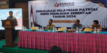 Anggota Bawaslu Sulsel, Saiful Jihad membuka dan memberikan sambutan diacara pelatihan patroli siber, Senin (25/11/2024)---Foto: Ikbal/Pijarnews---