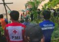 Keterangan Gambar:
Petugas Gabungan mengevakuasi mayat Jihad Ramadhani di tambang pasir warga. (Foto: Faizal Lupphy/Pijarnews.com)