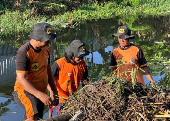 Pjs Wali Kota Makassar, Andi Arwin Azis, memimpin langsung kegiatan normalisasi dua kanal di wilayah Kecamatan Manggala dan Bontoala pada Sabtu, (2/11/2024)