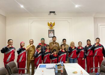 PPjs Wali Kota Makassar, Andi Arwin Azis, melepas tim atlet Taekwondo Balaikota Makassar yang akan bertanding di Kejuaraan Nasional Taekwondo Keluarga Besar Putra-Putri (KBPP) Polri Jatim Cup 2 Tahun 2024 pada 7-10 November 2024 di Jawa Timur