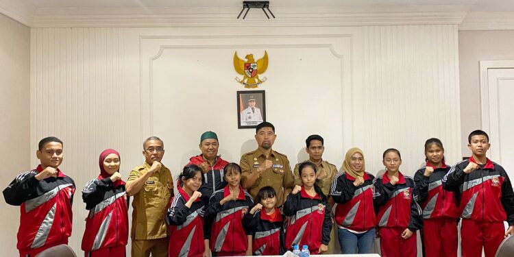 PPjs Wali Kota Makassar, Andi Arwin Azis, melepas tim atlet Taekwondo Balaikota Makassar yang akan bertanding di Kejuaraan Nasional Taekwondo Keluarga Besar Putra-Putri (KBPP) Polri Jatim Cup 2 Tahun 2024 pada 7-10 November 2024 di Jawa Timur