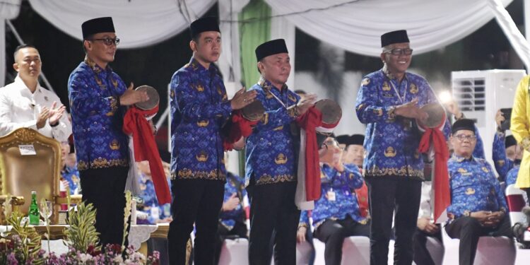 Pj Gubernur Sulsel yang juga Ketua Umum Dewan Pengurus Korpri Nasional, Prof Zudan Arif Fakrulloh, mendampingi Wakil Presiden Republik Indonesia (Wapres RI), Gibran Rakabuming Raka, di pembukaan MTQ Korpri Tingkat Nasional, di Kota Palangkaraya, Kalimantan Tengah (Kalteng), yang dipusatkan di Halaman Kantor Gubernur Kalteng, Senin malam (4/11/2024)