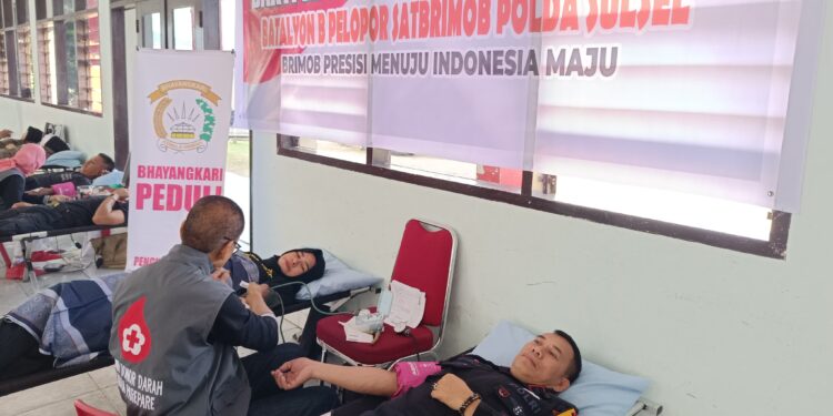 Batalyon B Pelopor Satbrimob Polda Sulawesi Selatan (Sulsel) menggelar donor darah, sebagai aksi sosial dalam rangka menyambut HUT Korps Brimob Polri ke-79 tahun