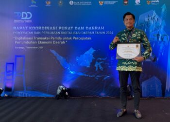 Kepala Bapenda Kota Makassar, Firman Pagarra  usai menerima penghargaan TP2DD di Dyandra Convention Center Surabaya, Kamis (7/11/2024)